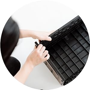 Woman clicking together the corner of a black weinbox.